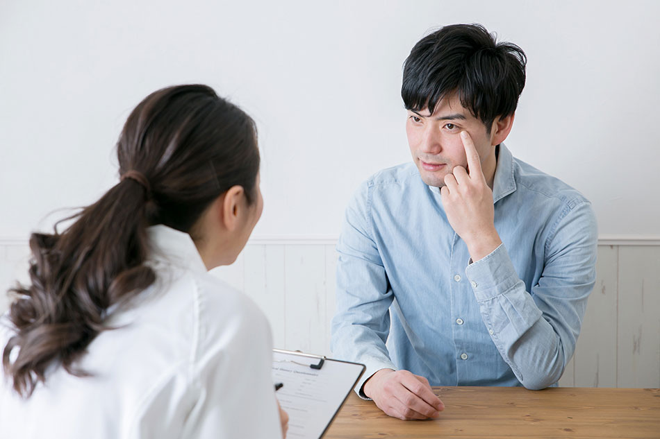 male patient discussing an eye problem with female ophthalmologist